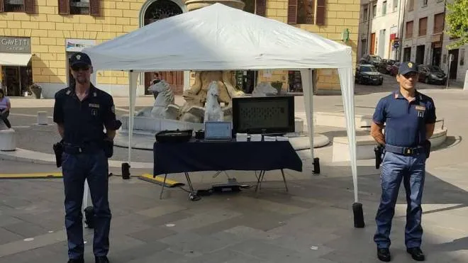 Lo stand della polizia postale in piazza Roma ad Ancona