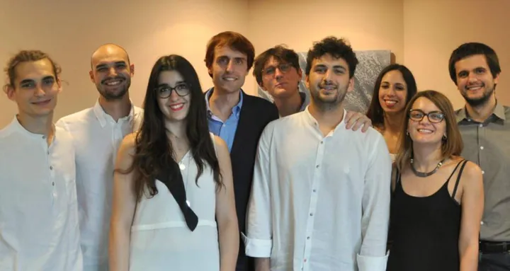 Elia Minari (quarto da sinistra) in una foto di gruppo dell’Associazione Cortocircuito, da lui fondata nel 2009