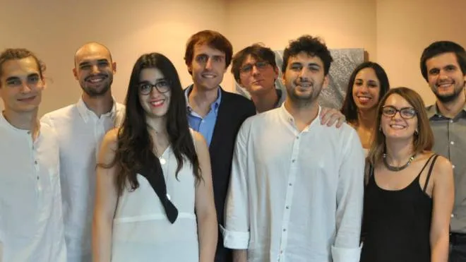 Elia Minari (quarto da sinistra) in una foto di gruppo dell’Associazione Cortocircuito, da lui fondata nel 2009