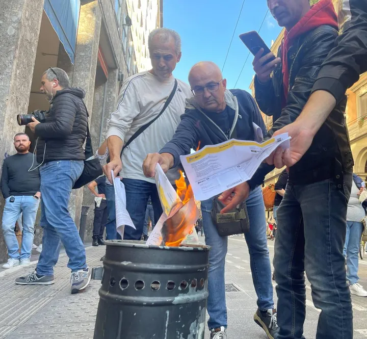 Una delle tante proteste organizzate in Italia contro il caro-energia: c’è chi ha bruciato pubblicamente le bollette ricevute