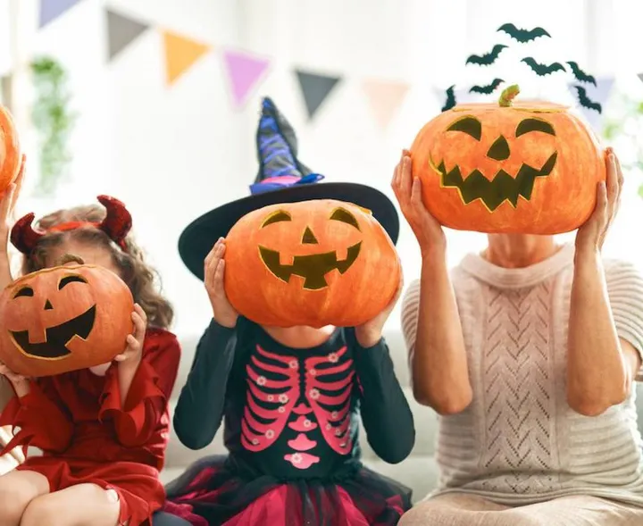 Bambini che festeggiano Halloween