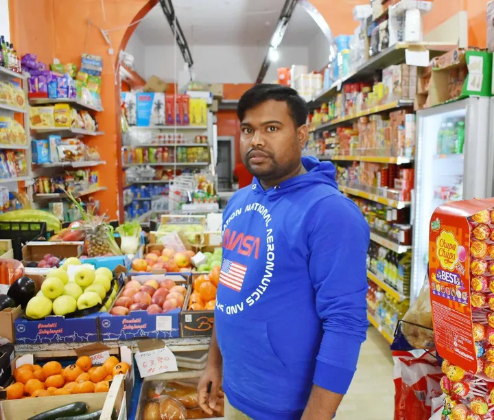 Khan Sumon, 24enne del Bangladesh,. titolare del minimarket di. via Roma