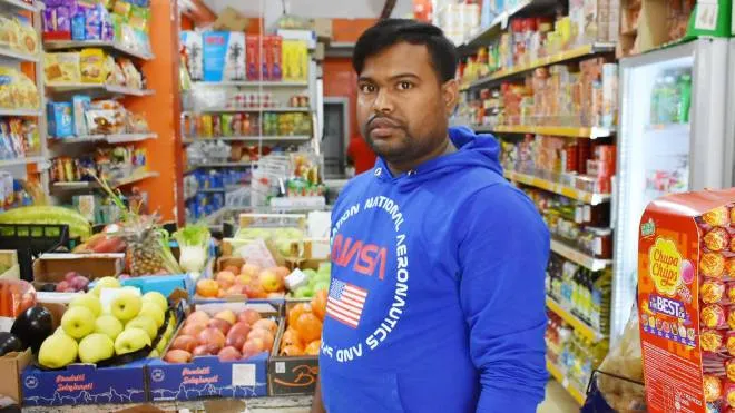 Khan Sumon, 24enne del Bangladesh,. titolare del minimarket di. via Roma
