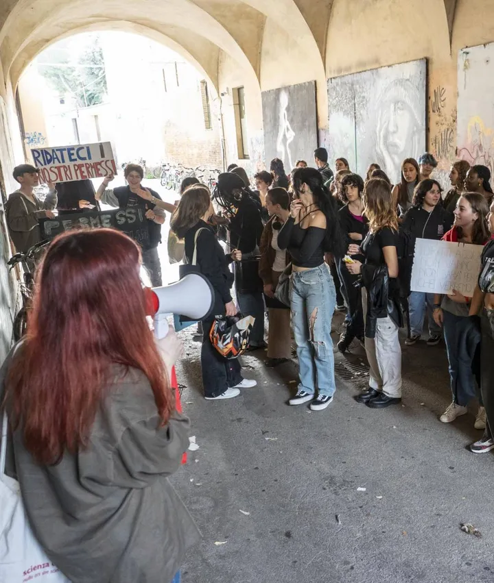 La protesta dei ragazzi del liceo lunedì mattina: hanno chiesto i permessi per uscire prima a prendere i mezzi