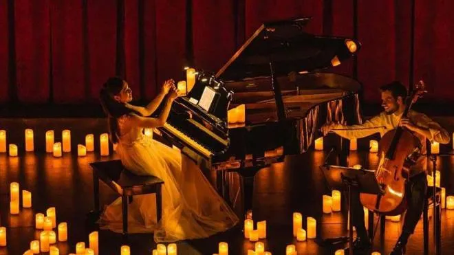 Un’artista al piano circondata dalla suggestiva luce delle candele