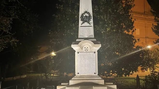 Il monumento in memoria dei caduti nelle due Guerre mondiali. restaurato cento anni dopo la costruzione