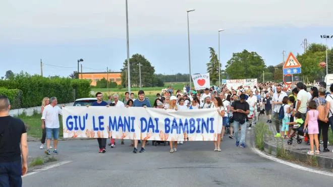 Una delle manifestazioni di protesta che erano scaturite dalla vicenda del caso-affidi legata ai servizi sociali della Val d’Enza