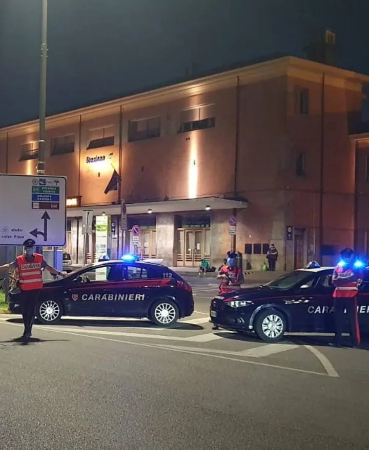 I carabinieri durante alcuni dei pattugliamenti della zona stazione che nei giorni scorsi hanno portato all’arresto di un pusher (foto di archivio)