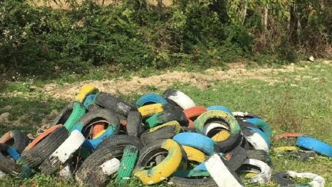 I rifiuti abbandonati in un fosso in contrada Saletta: la segnalazione