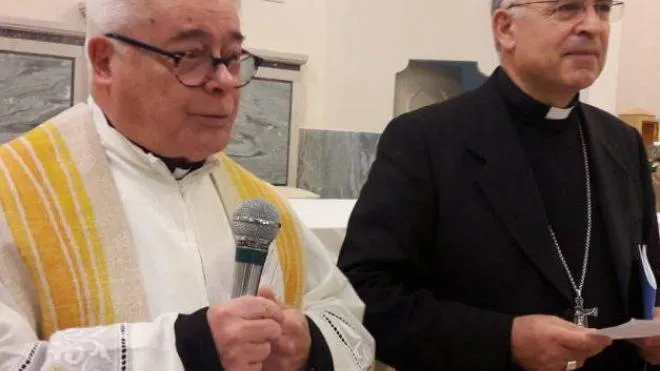 Il parroco di Osimo Stazione e Abbadia insieme al vescovo Spina