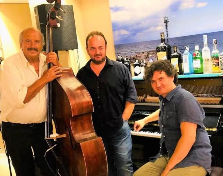 Il terzetto degli Swingin’ Daddies formato da Bruno Signorini voce e contrabbasso, Stefano Nanni al pianoforte e Gianluca Nanni alla batteria