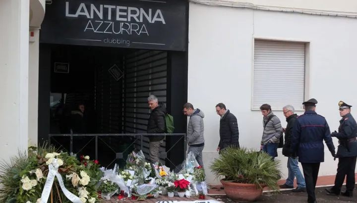 I fiori lasciati per le sei vittime all’ingresso della Lanterna Azzurra di Corinaldo: era la notte tra il 7 e l’8 dicembre 2018
