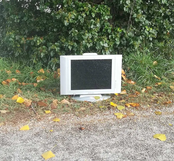 Il televisore abbandonato lungo la pista ciclabile di Campocavallo