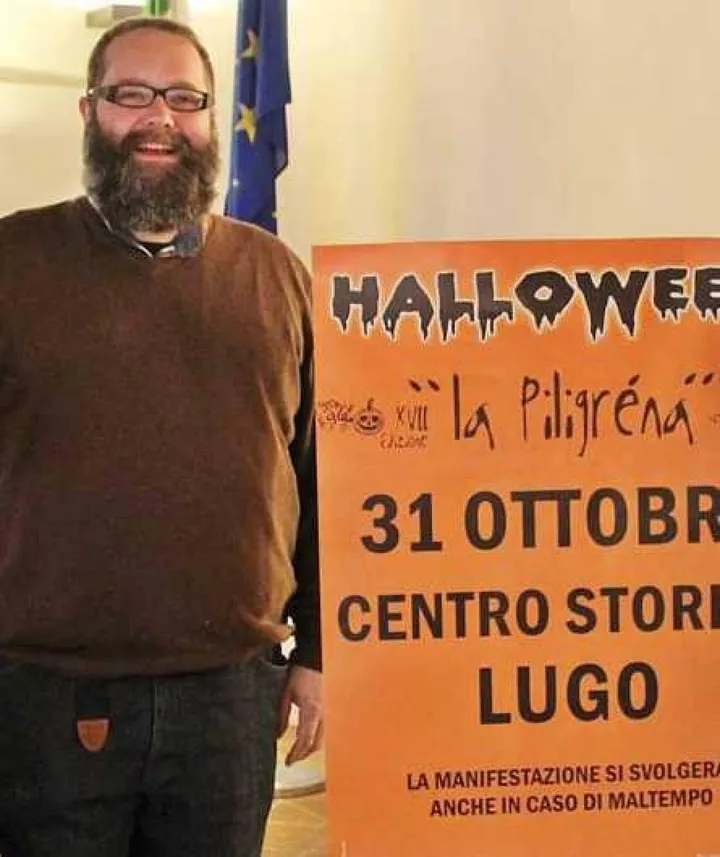 Mauro Marchiani sorridente quando la Pro Loco organizzava la Festa della Piligrena il 31 ottobre