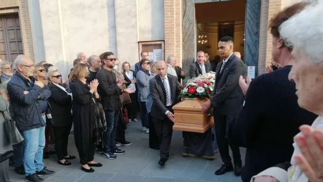 Folla commossa a Morciano per i funerali di Maurizio Gambuti, che ha gestito il ristorante Il Casale a Riccione per 43 anni