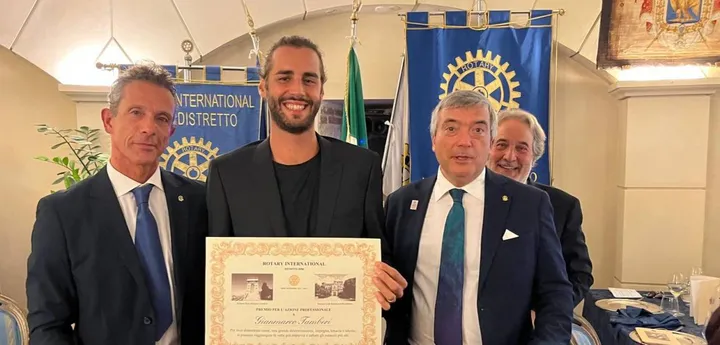 La premiazione di Gianmarco Tambery alla conviviale del Rotary Ancona e Falconara