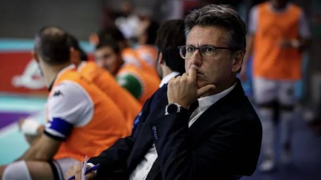 Il tecnico Roberto Osimani, con la sua esperienza, sta trascinando la Futsal a un inizio di campionato oltre le migliori aspettative