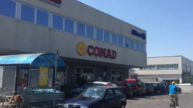 Il supermercato Conad di Cesenatico che è stato rapinato lunedì sera