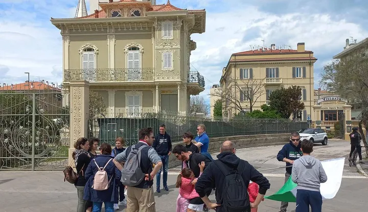 Turisti anche ieri in piazzale della Libertà ad ammirare il villino Ruggeri e la Palla di Pomodoro