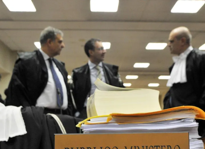 Avvocati e magistrati a colloquio in tribunale (foto di repertorio)