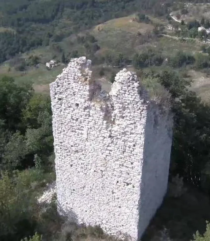 Ecco quello che resta della torre. Brombolona risalente al ’300 che sovrasta Canavaccio di Urbino