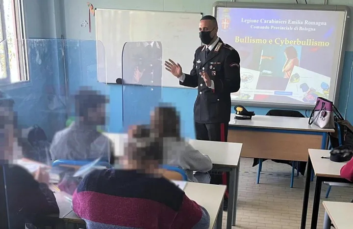 Una lezione dei carabinieri nelle scuole contro bullismo e cyberbullismo (foto di repertorio)