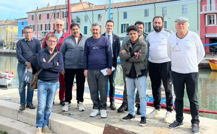 Il sindaco Matteo Gozzoli e membri della Casa del pescatore, promotori dell’iniziativa