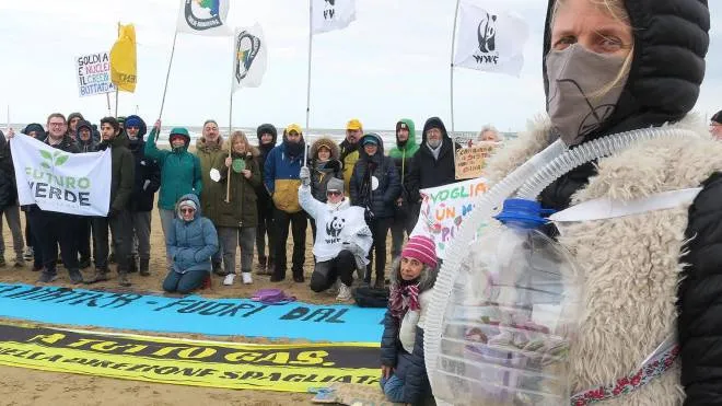Una manifestazione degli ambientalisti contro il parco eolico in mare