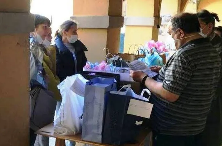 La distribuzione degli aiuti ai profughi ucraini al Centro operativo comunale