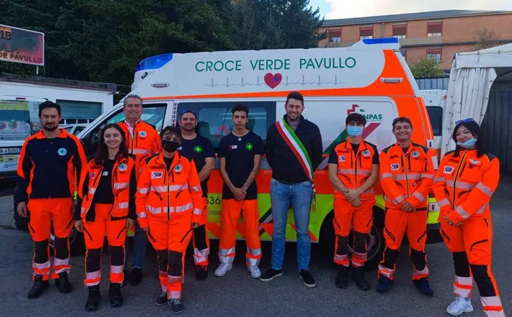I volontari dell’Avap di Pavullo insieme al sindaco Davide Venturelli