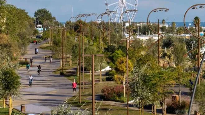 Il Parco del mare di Rimini: la riqualificazione del lungomare ha aumentato in città sia le piste ciclabili che la quantità di aree verdi