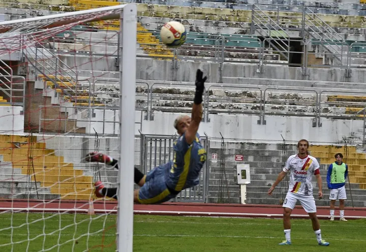Il tiro del giallorosso Ferretti finito sul palo nel match contro il Fiorenzuola