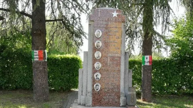 In alto, il monumento ai caduti a Ghiarda di San Rigo in memoria dei caduti