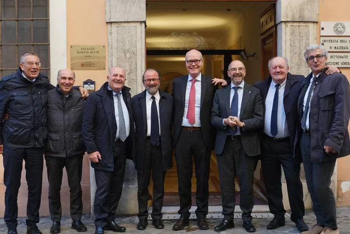 McCourt con i rettori Pettinari (Camerino), Alesse (L’Aquila), Calcagnini (Urbino), Caputi (Chieti), Gregori (Politecnica), Mastrocola (Teramo) e Oliviero (Perugia)