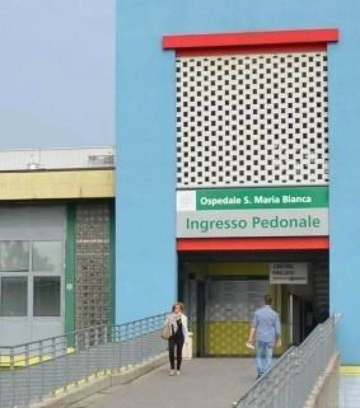 L’ingresso dell’ospedale di Mirandola. Il reparto di Ostetrcia è. al centro delle polemiche