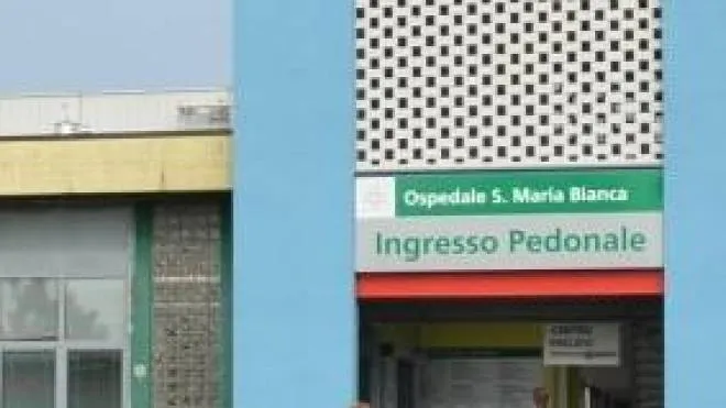 L’ingresso dell’ospedale di Mirandola. Il reparto di Ostetrcia è. al centro delle polemiche