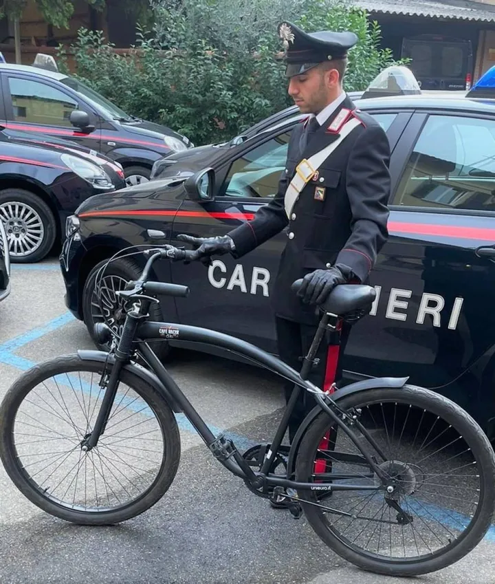 La bicicletta restituita da uno degli autori dei furti dopo essere stato scoperto dai carabinieri