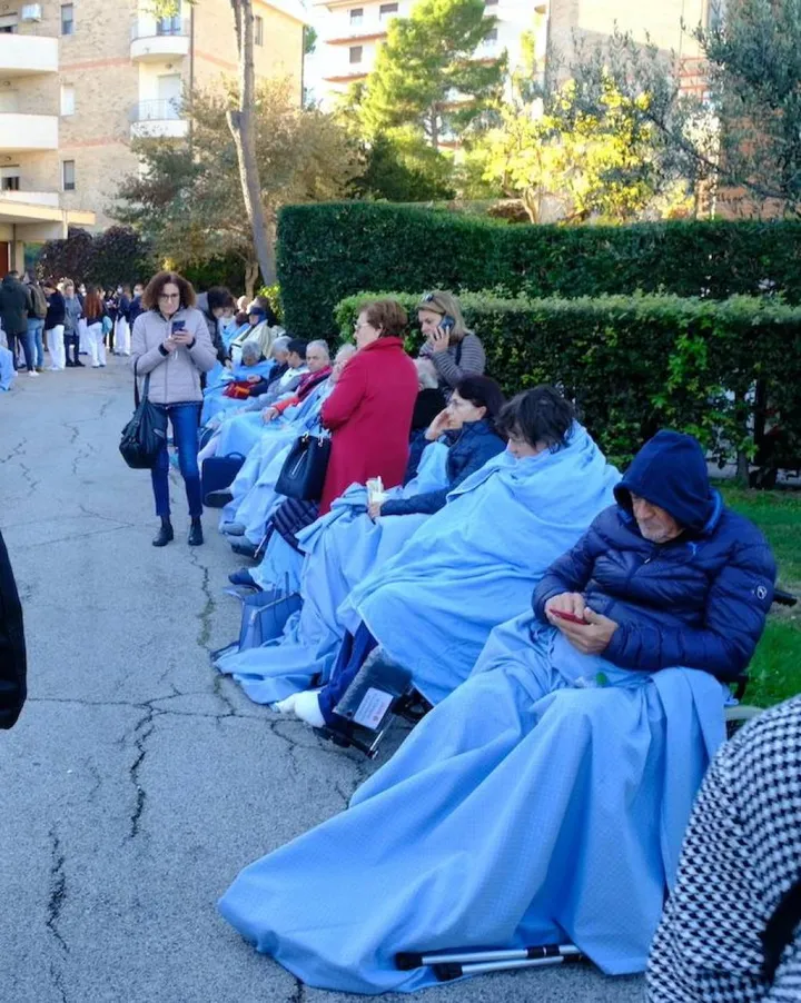 Alcuni dei pazienti evacuati nella casa di cura privata Villa Igea di via Maggini: dopo i controlli di rito sono rientrati