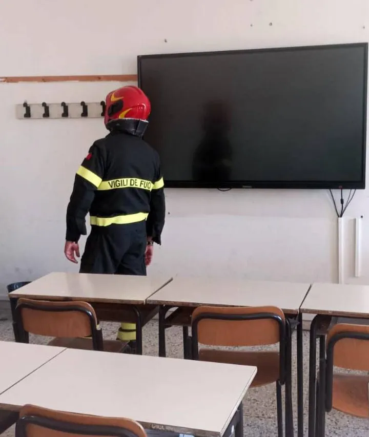I controlli dei vigili del fuoco al liceo Giulio Cesare di Rimini (foto Petrangeli)