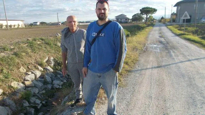 Maicol Buda con il padre Adamo in via Colombarazzo IIA a Savignano