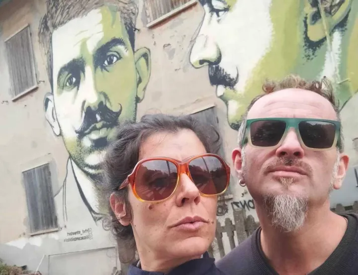 Lisa Barsottelli e Roberto Diatz in arte ‘Ilisa Canta Ibitols’, davanti al murales