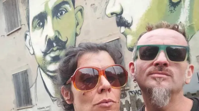 Lisa Barsottelli e Roberto Diatz in arte ‘Ilisa Canta Ibitols’, davanti al murales