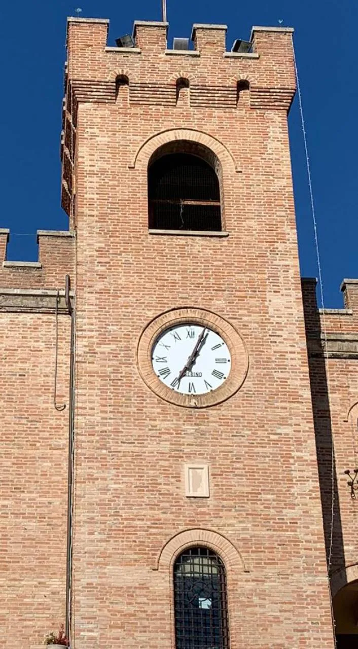 L’orologio del palazzo comunale di Mondolfo fermo all’ora della scossa