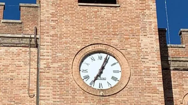 L’orologio del palazzo comunale di Mondolfo fermo all’ora della scossa