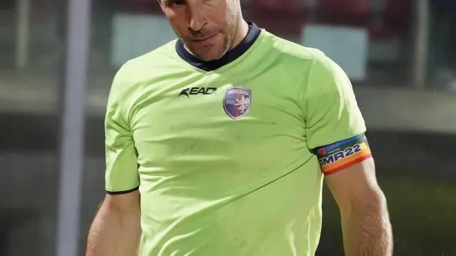 Il portiere ravennate Gian Maria Rossi, classe 1986, durante una partita; nei playout 2020 e 2021 ha salvato di fatto i rossoblù (Isolapress)