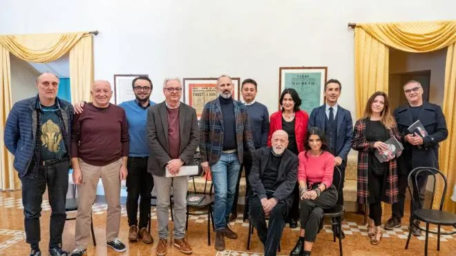 Il regista Pier Luigi Pizzi e l’assessore alla Cultura Micol Lanzidei, seduti al centro, con tutti i protagonisti del cartellone fermano