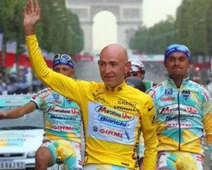 Marco Pantani in trionfo al Tour