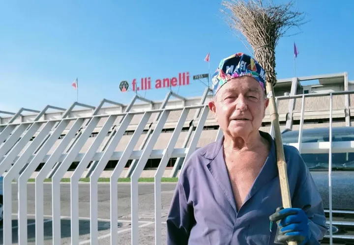 L’imprenditore Alvaro Anelli, 83 anni, davanti alla sede della sua azienda