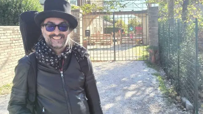 Il cantautore Gianluca Lalli, nato in provincia di Ascoli, ad Arquata del Tronto, e stabile a. Porto Recanati, presenta il nuovo album «Letteratura in musica»