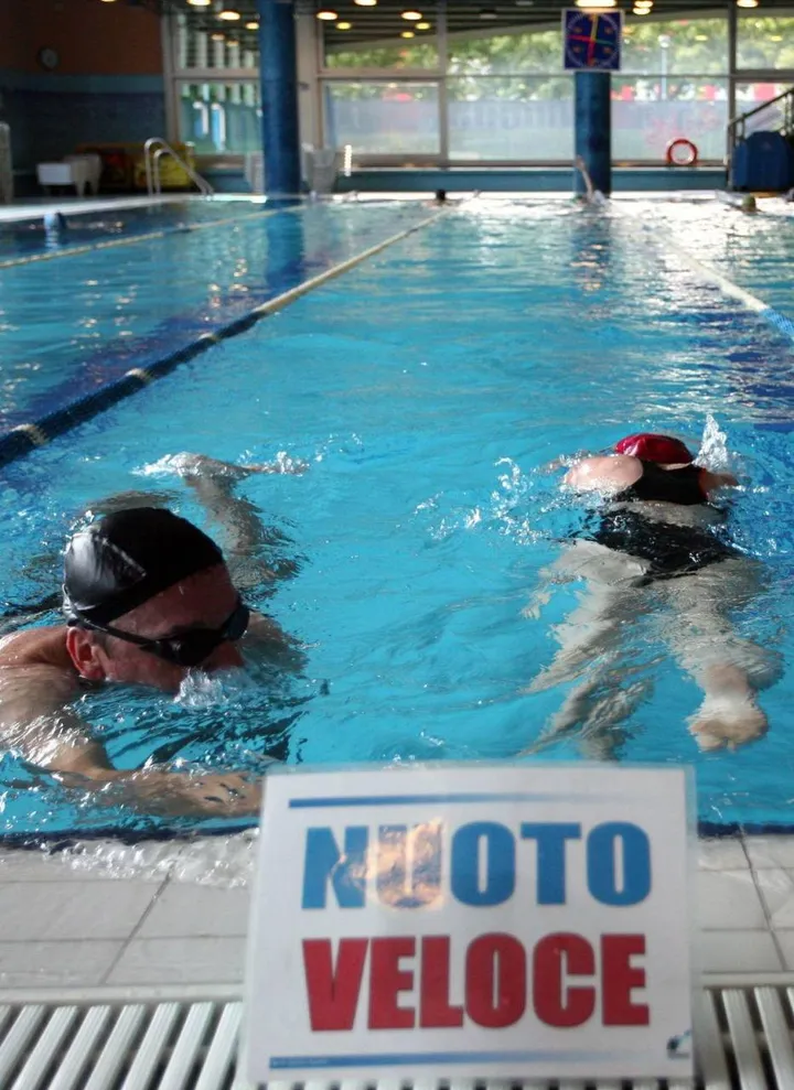 La piscina chiusa costringe molte famiglie a staffette per portare i propri figli ai corsi di nuoto in altre città